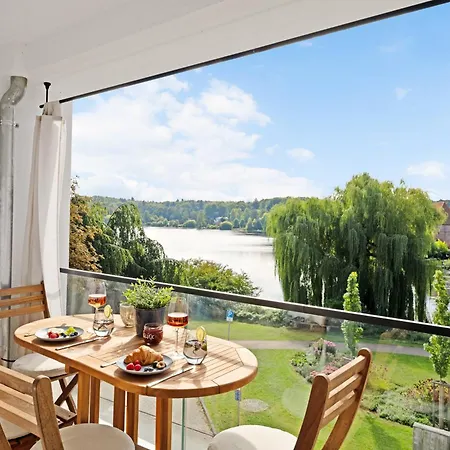 Maisuites Eisvogel - Zentrale Luxuswohnung Mit Direktem Seeblick I Bis 4 Personen I Premiumkueche I Boxspringbett I Kaffeevollautomat I Parkplatz I Barrierearm & Aufzug * Mölln