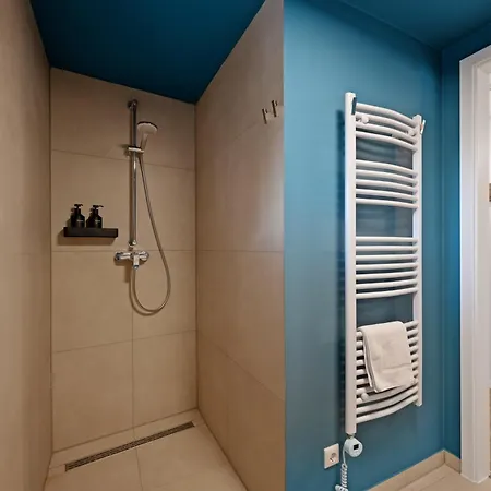 Maisuites Eisvogel - Zentrale Luxuswohnung Mit Direktem Seeblick I Bis 4 Personen I Premiumkueche I Boxspringbett I Kaffeevollautomat I Parkplatz I Barrierearm & Aufzug Mölln