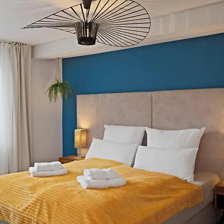 Maisuites Eisvogel - Zentrale Luxuswohnung Mit Direktem Seeblick I Bis 4 Personen I Premiumkueche I Boxspringbett I Kaffeevollautomat I Parkplatz I Barrierearm & Aufzug Appartement Mölln