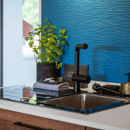 Maisuites Eisvogel - Zentrale Luxuswohnung Mit Direktem Seeblick I Bis 4 Personen I Premiumkueche I Boxspringbett I Kaffeevollautomat I Parkplatz I Barrierearm & Aufzug